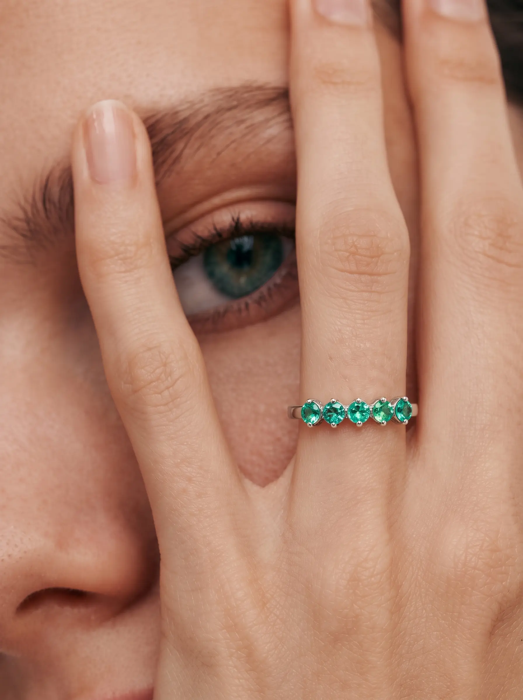 Купить Кольцо с изумрудами природными, серебро, покрытие родий - Кольцо, Серебро - 925 в интернет-магазине кристалл мечты в Москве