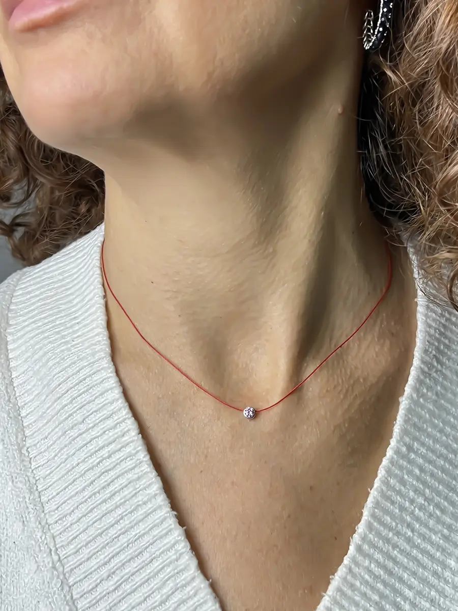 Купить Колье из серебра и красной нити с сапфиром розовым. Коллекция Дарьи Мороз - Колье, Серебро - 925 в интернет-магазине кристалл мечты в Москве