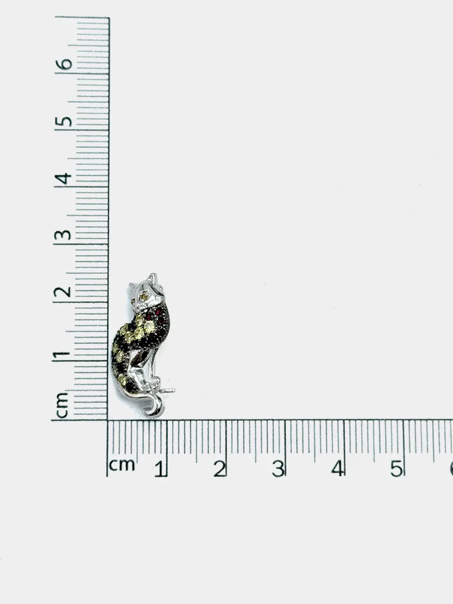 Купить Брошь "Кошка" из серебра с бриллиантами, гранатами искусственными и сапфирами желтыми искусственными. Покрытие родий - Брошь, Серебро - 925 в интернет-магазине кристалл мечты в Москве