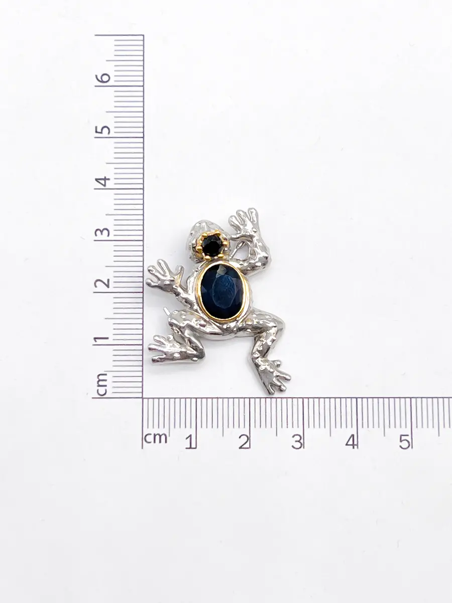 Купить Брошь из серебра с сапфиром и шпинелью - Брошь, Серебро - 925/1 000 в интернет-магазине кристалл мечты в Москве