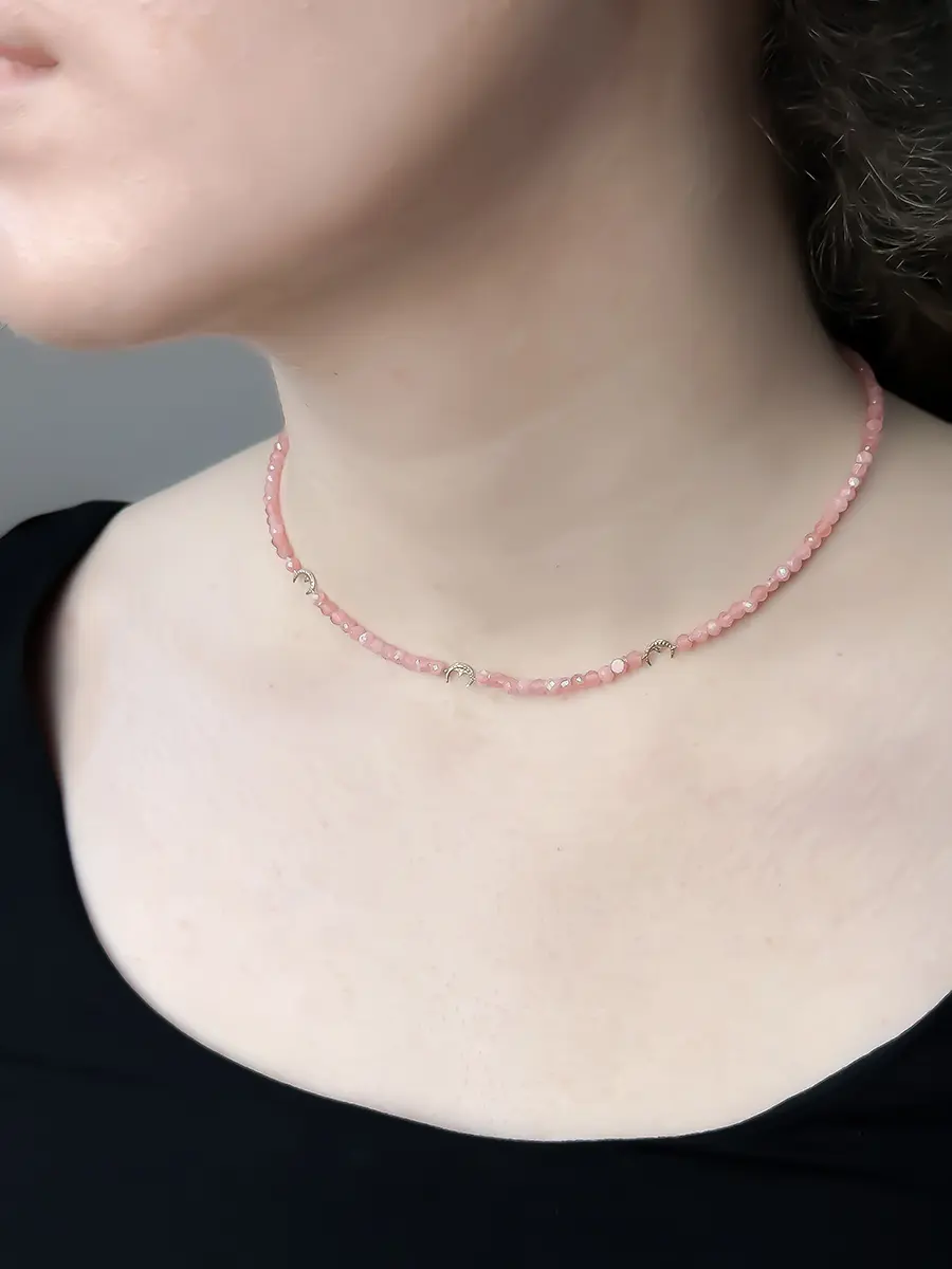 Купить Колье с родохрозитами и бриллиантами, золото 585 - Колье, Золото - 585 в интернет-магазине кристалл мечты в Москве